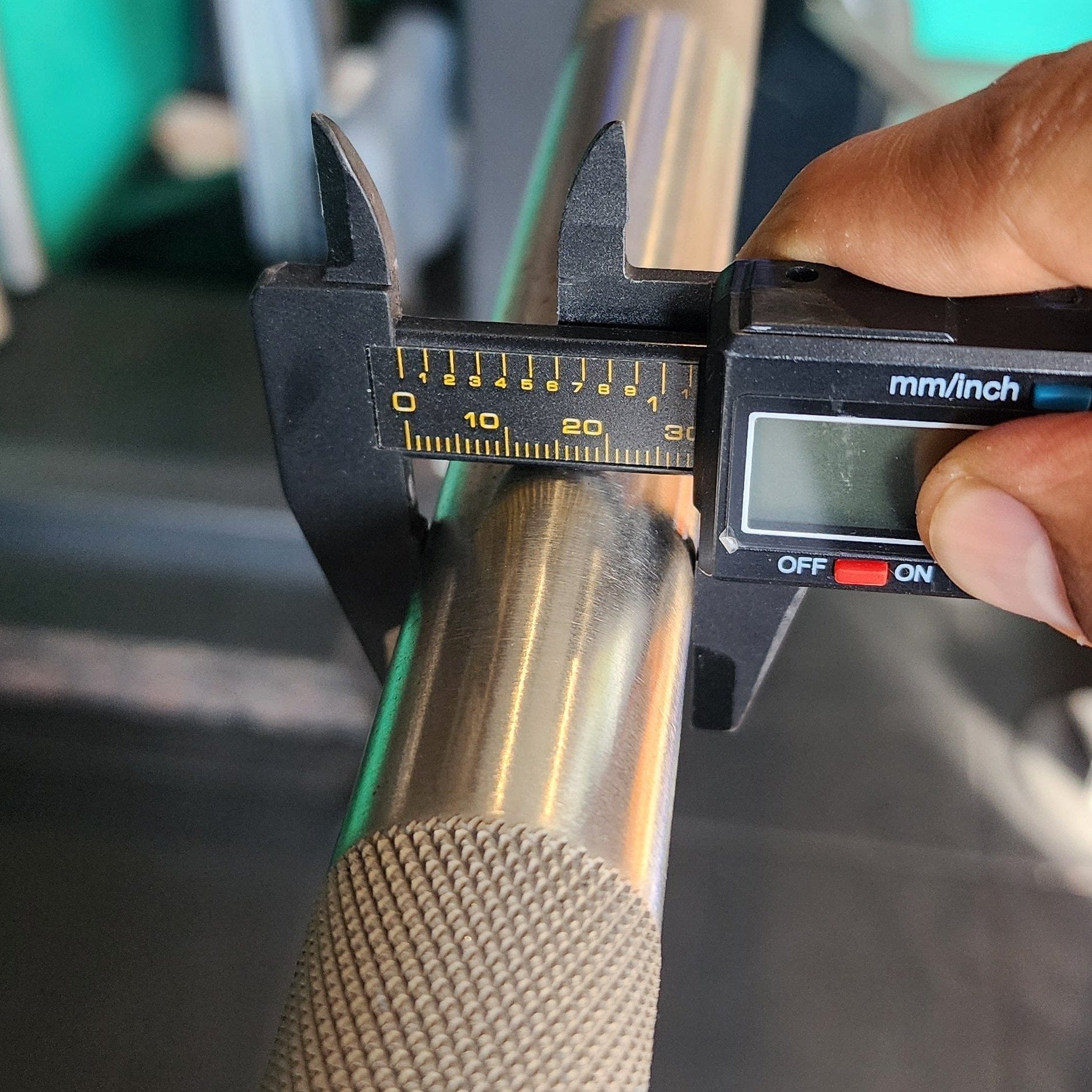 Fit It Out Powerlifting Barbell - Stainless Steel Silver Stainless Steel Powerlifting Barbell